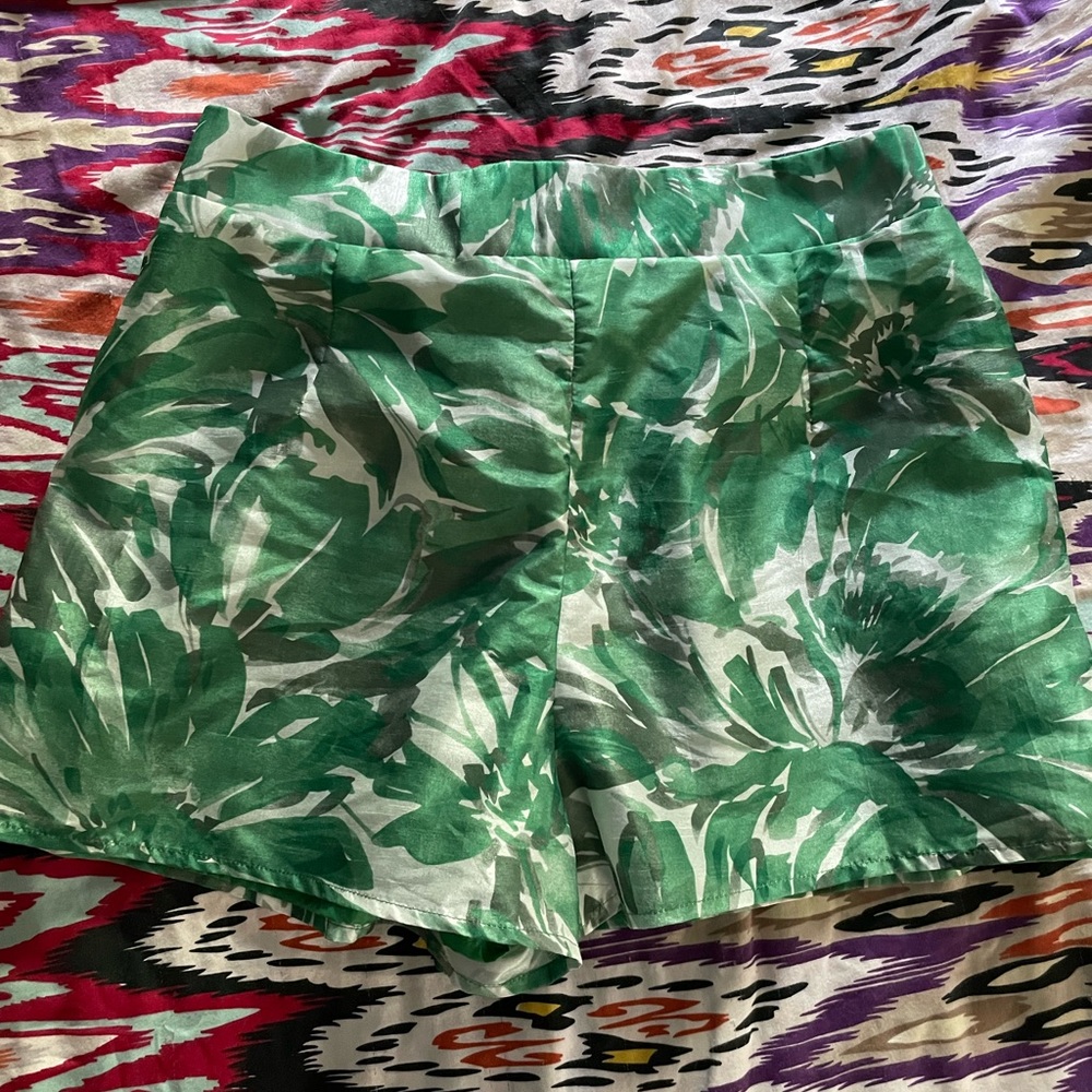 Classic Hawaiian print “Hot Pants” high waisted/short inseam-Lined SZ-LG